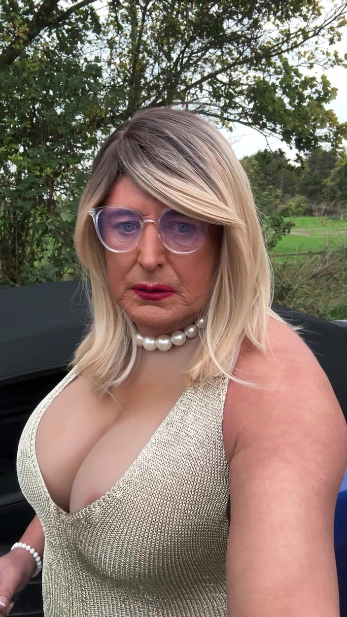 Kellycd2022: 性感的 Crossdresser Kellycd2022 在外面开车，穿着金色礼服和闪亮的无缝连裤袜