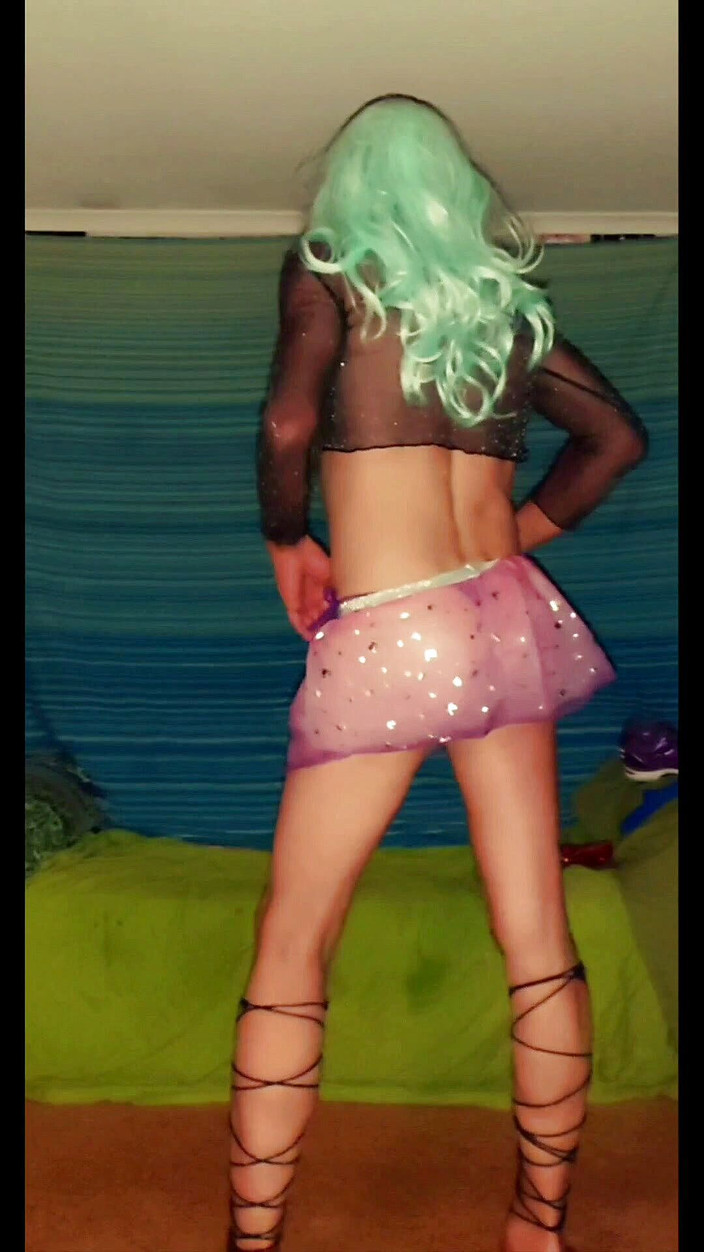 Lizzaali: Scène 1 de tutu huilé et culotte violette