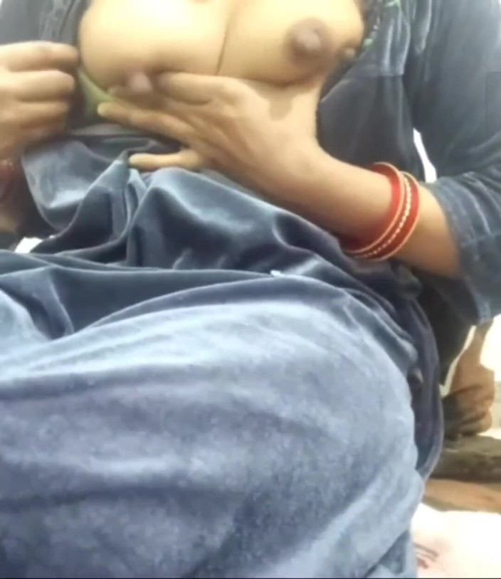 Khushboobhabi: Gorąca Bhabhi z wioski Desi