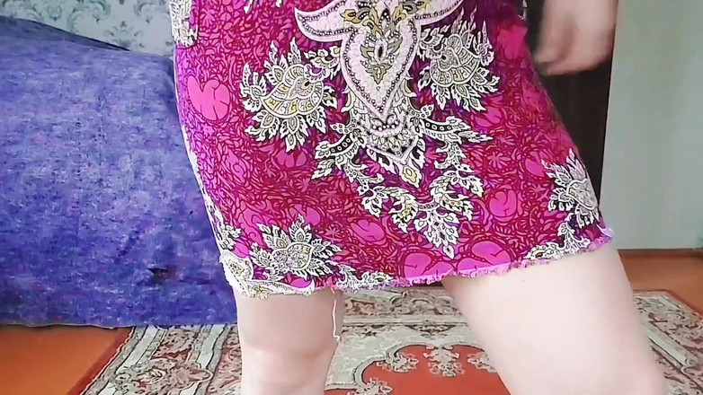 Kitty_Cross: Deslumbrante maricas mostrando lábios de brilho sob os holofotes