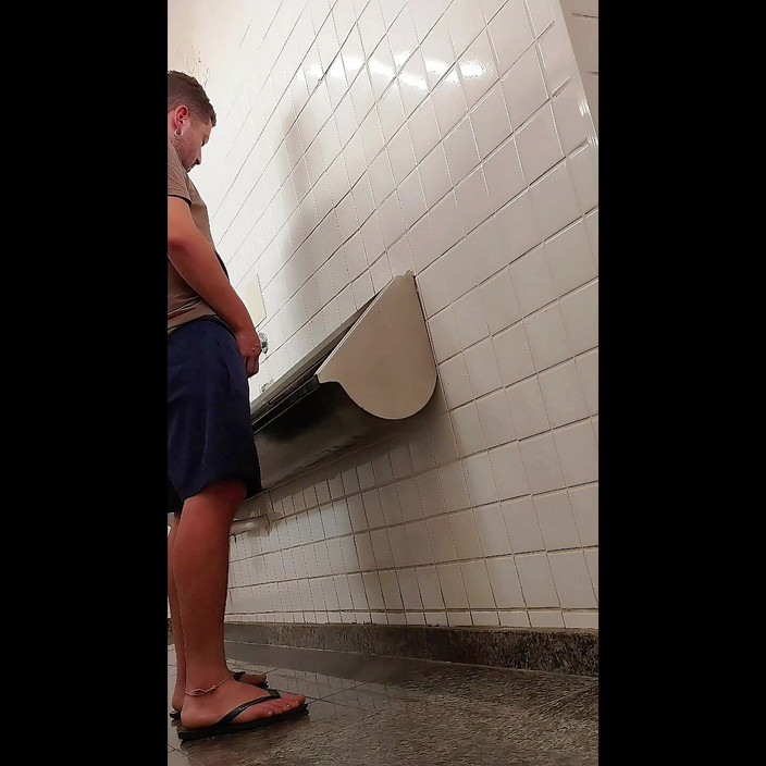 Marcosninfo: Saya melawat sebuah bandar dan berbogel di bilik mandi awam.