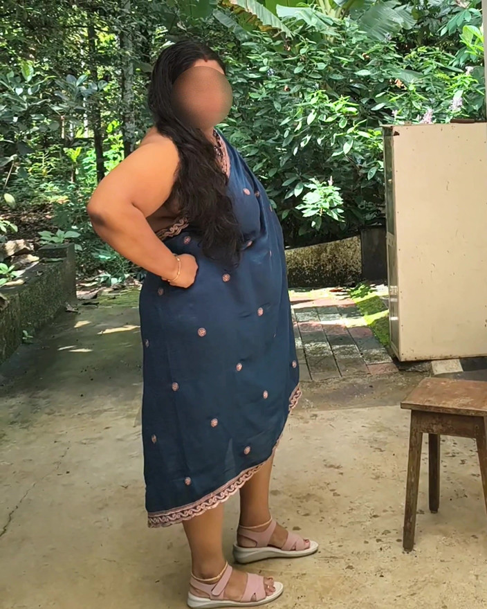 Anne Ipe: Fată desi în topless sexy ședință foto în Albastru Salwar, după trage poza