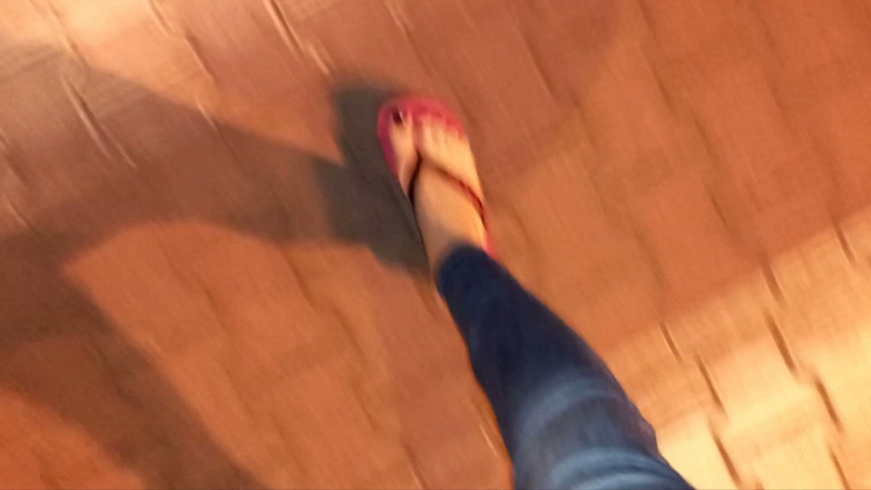 Heelex: Un travesti en tongs très sexy se promène dans la...