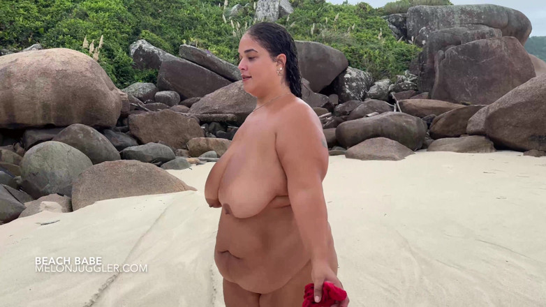 Busty BBW Latinas: Analua สาวอวบเปลือยกายนั่งรูดหีที่ชายหาด