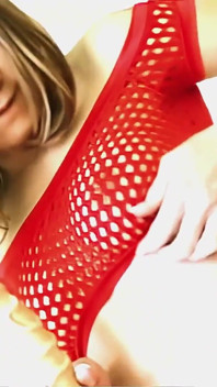 Cindy Sterling разрушает ее промокнутую киску дилдо в душе