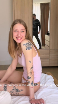 Di belakang pentas! Suami Oksana Katysheva menembak isterinya dan Sasha Paige dalam permainan lesbian dengan hujan emas!