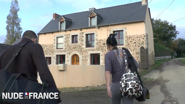 Nude in France: Špinavá brunetka děvka se dáví výstřikem do pusy
