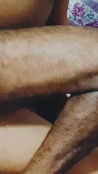 Eu fodi a meia-irmã da minha vizinha na cama e a fiz duro