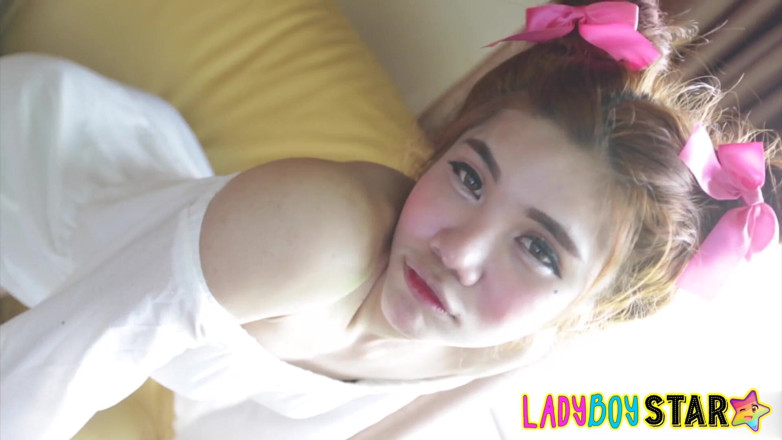 Ladyboy Star: Ladyboystar - Fofa Ladyboy com Cabelo Vermelho recebe seus cinco minutos...