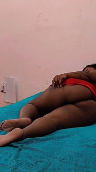 Sâni excitați, fund și o vagină mare și delicioasă