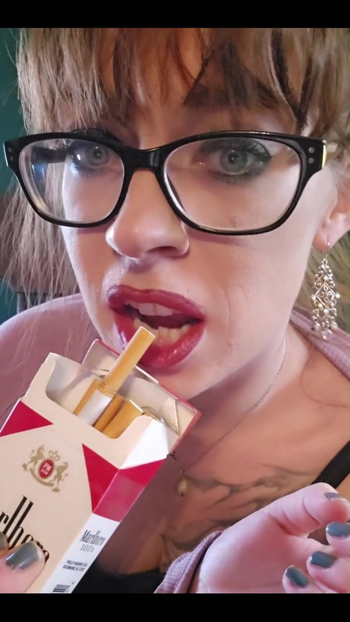 MistressThrope: Jen jsem se s tebou chtěl podělit o cigaretu