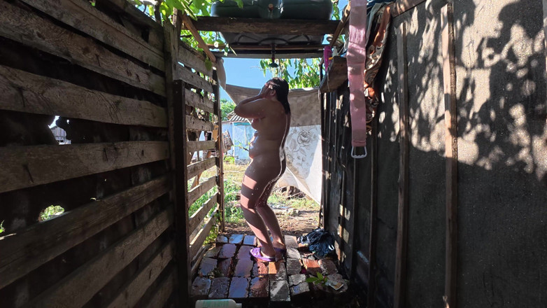 SchoolPrincess: Voyeur 4K Outdoor Shower Chubby Girl Big Tits &amp; Huge Cock Couple...