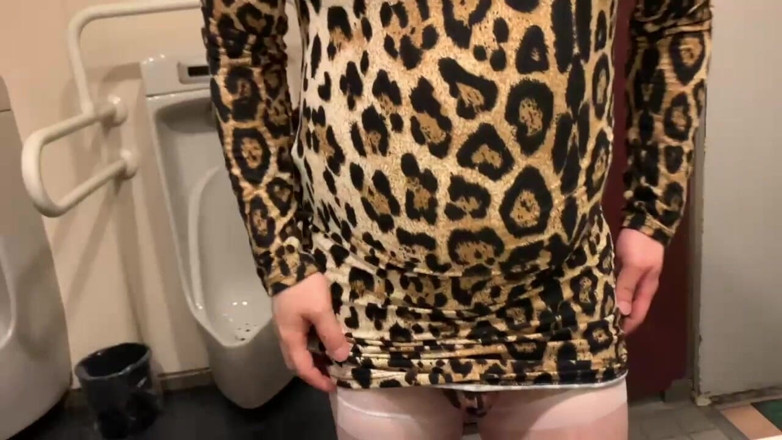 Hentaipaipan: Der freche Mann trat im Kino als Prostituierte in Tokio...