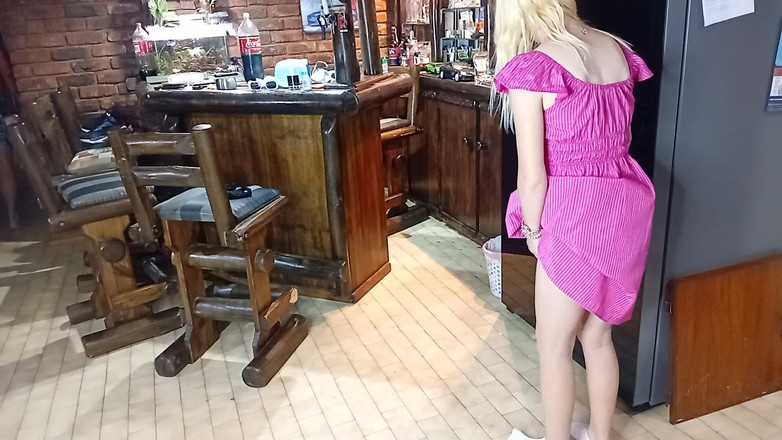 18blondteen: Mengongkek peti sejuk semasa teman lelaki saya menonton