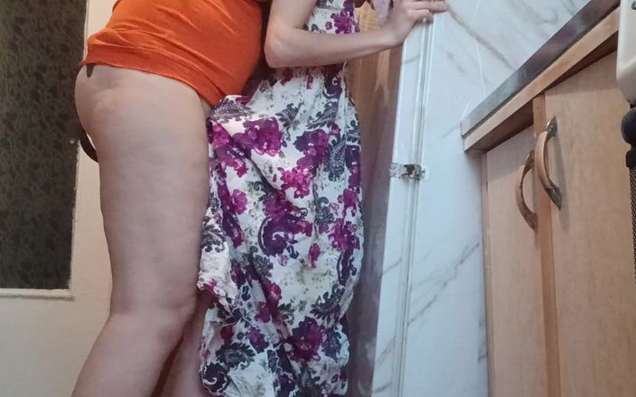 Lesbian-illusion: La mamma di mio marito mi scopa quando siamo a...