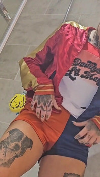 Kissa genom min Harley Quinn -outfit