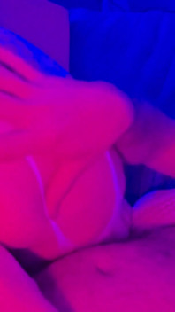 La vera ragazza fa un salivoso pompino deepthroat al fidanzato - amatoriale fatto in casa