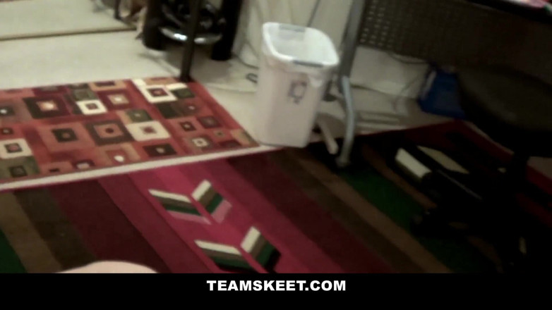 Team Skeet: O gagică drăguță îi oferă bărbatului ei o muie drăguță