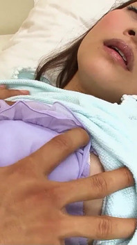 Asiatisches teen von stiefbrud mit großem schwanz in behaarte muschi gefickt