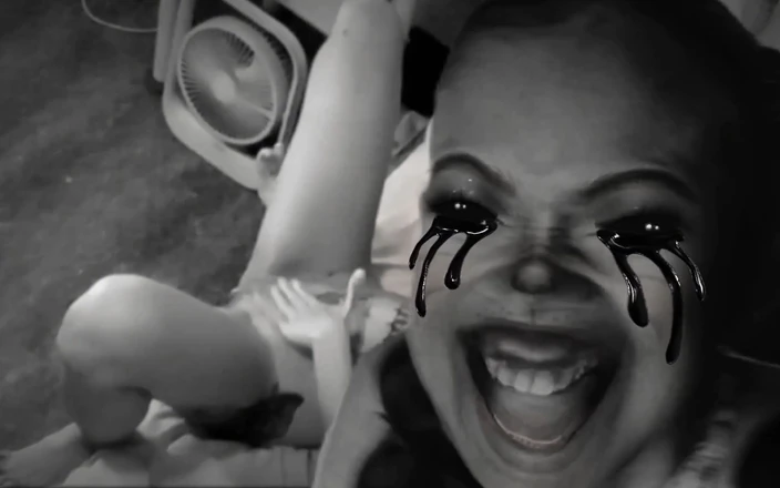 MaikaMann: Rušivé video z bezpečnostní kamery – příliš nemocný