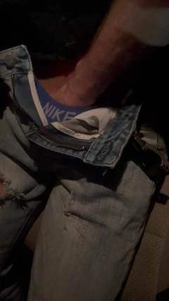 L'insegnante vecchio aiuta il giovane vergine studente solo 18 a masturbarsi il cazzo e a venire nella macchina dell'insegnante