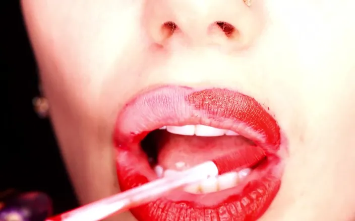Goddess Misha Goldy: Red Lips Closeup