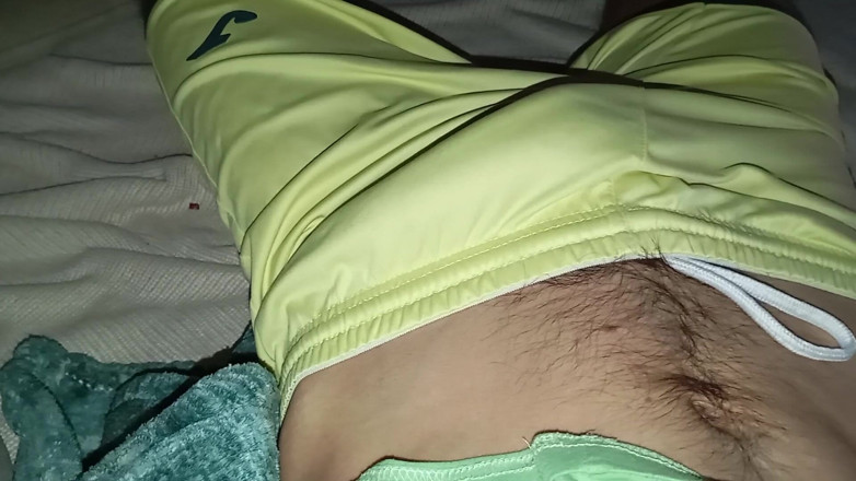 Elvissc: Der riesige schwanz des sexy jungen wird in seine Hose...