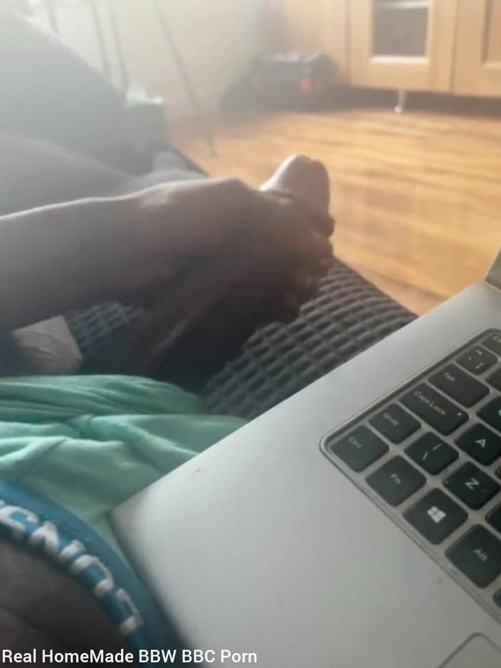 Big black cock BBCee: Membelai kontol hitam besarku menonton porno