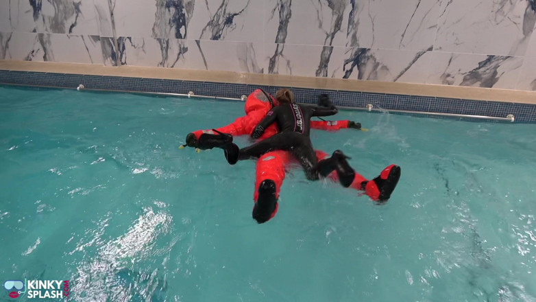 UKCuteGirl Lucy Lauren: Human Life Raft - tuta gonfiata e dominazione in piscina di...