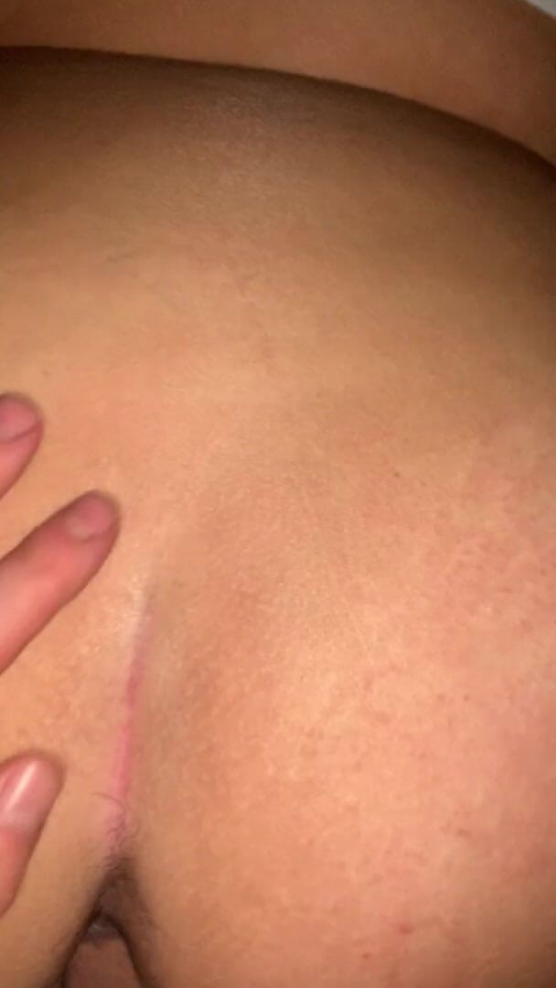Filthy British Couple: 英国のアマチュアは彼女のパパに彼女のクリーミーな濡れた猫をファックするように指示します