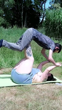 ストロングワイフワークデイ - ストロングBBWが芝刈りの後に男性をレッグプレスとして使う