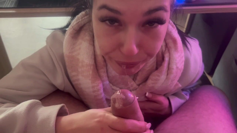 Coquette: 코켓과 브래드 - 핫 밀프가 빨고 구강 사정을 받다