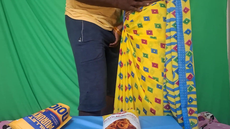 Delightrose: Dono da loja fode mulheres tamil