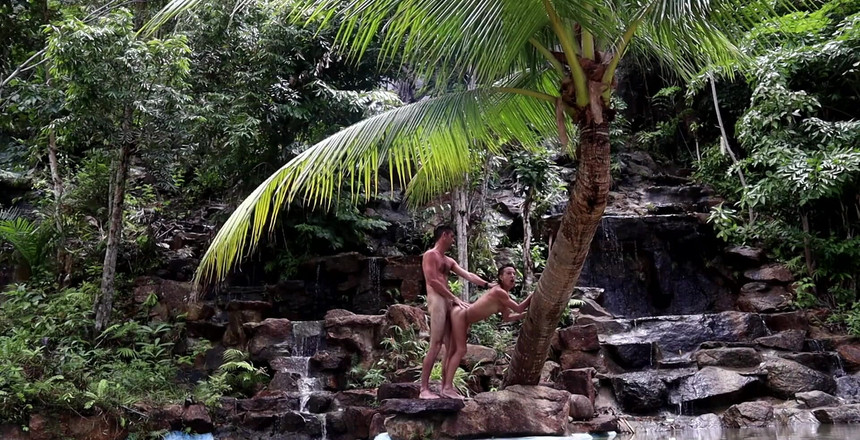 Magia Rosa: Seks hebben in een waterval.