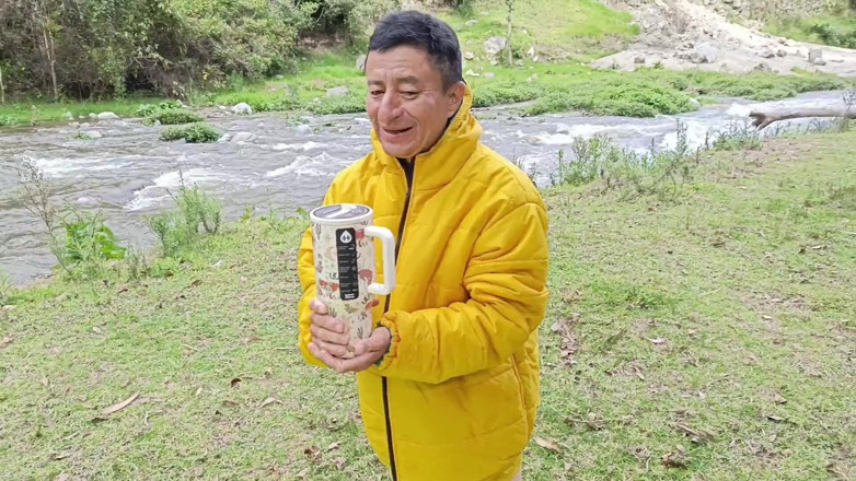 Lady: Buitenshuis neuken bij de rivier met mijn rondborstige stiefmoeder, ze...