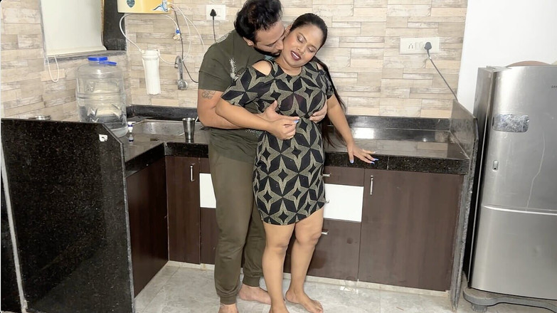 Desimaal69: Muž má sex s manželkou v kuchyni