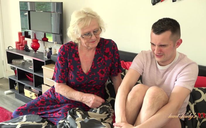 Aunt Judy's XXX: 66-letnia GILF pani Claire łapie przyjaciela pasierba w łóżku
