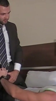 Árabe gerente de hotel fodida com twink muscular