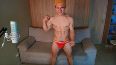 Max_Russell: Lelaki Rusia yang kacak mempamerkan otot dan punggungnya