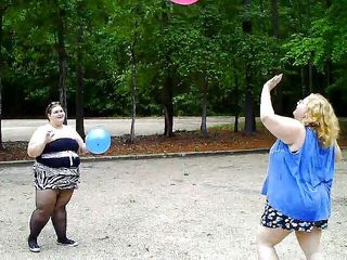 BBW nurse Vicki adventures with friends: Angie Kimber и я играю с воздушными шариками сбоку