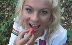 Bella teenager jasmine rouge fa un all'aperto