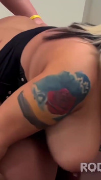 Blondine mit dicken möpsen wird gepflügt