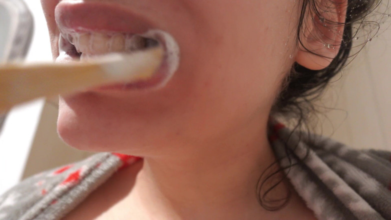 AmayaMori: Sora mea vitregă indiană se perie pe dinți și apoi face...