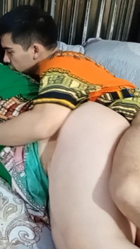 Indický nevlastní syn šuká svou macechu