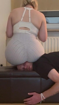 Huvudet sitter i grå leggings
