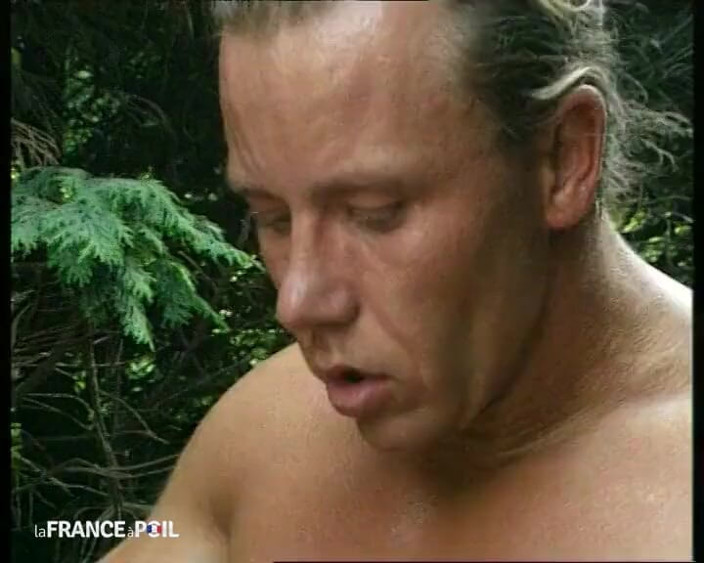 French BDSM: Пара великих квірів зустрічається в лісі для гарного траху!