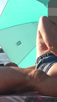 Mostrando meu pau na frente de todos na praia e minha enteada me ajuda a gozar - sexo real arriscado