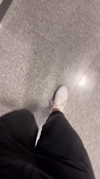 Berjalan dengan sepatu olahraga