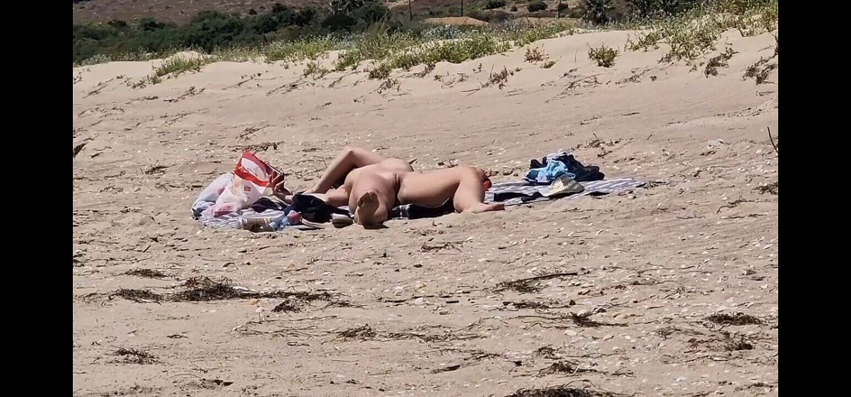 JonDickFlash: Cerca de un coño en una playa nudista