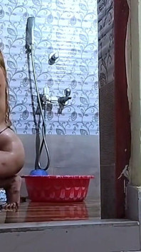 Po seksie z mężem, szwagierka (bhabhi) zaczęła się intymnie z jej szwagra (devar) w łazience.